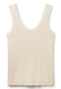 Krémový bezsrdcový top s výstřihem do V a krajkovým lemem ve tvaru vlny podél výstřihu a ramenních popruhů na bílém pozadí.
