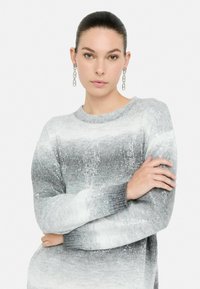 Hallide kudum sweater, millel on ombre disain, mis üleminek tumedast hallist heledale hallile. Loodud on sädelevate detailide ja soonikkoe kraega.