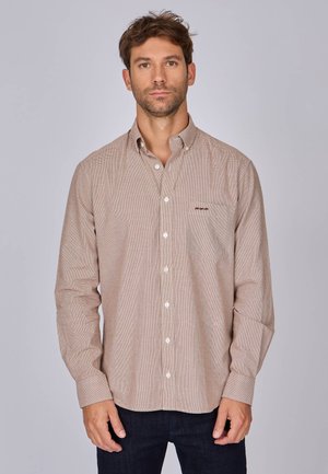 Chemise à manches longues à boutons de couleur marron clair avec un motif à carreaux. Comprend une poche poitrine et des boutons blancs. Tissu en coton, coupe régulière.