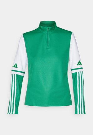 Top atlético verde em poliéster com colarinho alto, fecho de meio zíper, mangas brancas e três riscas brancas em cada manga.