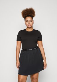 Calvin Klein Jeans Plus - LOGO ELASTIC DRESS - Džersejové šaty - black Miniatúrny obrázok 1