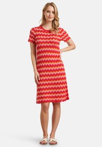 Korte mouw jurk in een rood zigzagpatroon met variërende tinten roze en oranje. Gemaakt van een textuurstof, knielang met een relaxte pasvorm.