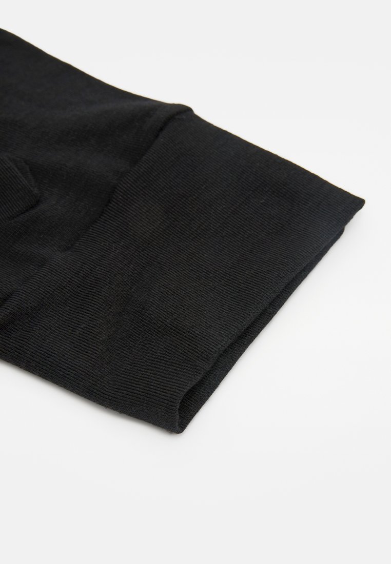 Schwarzer gerippter Stoffärmel, der eine glatte Textur und einen schmalen Rand zeigt. Das Material ist weich und dehnbar, ausgelegt für Komfort.