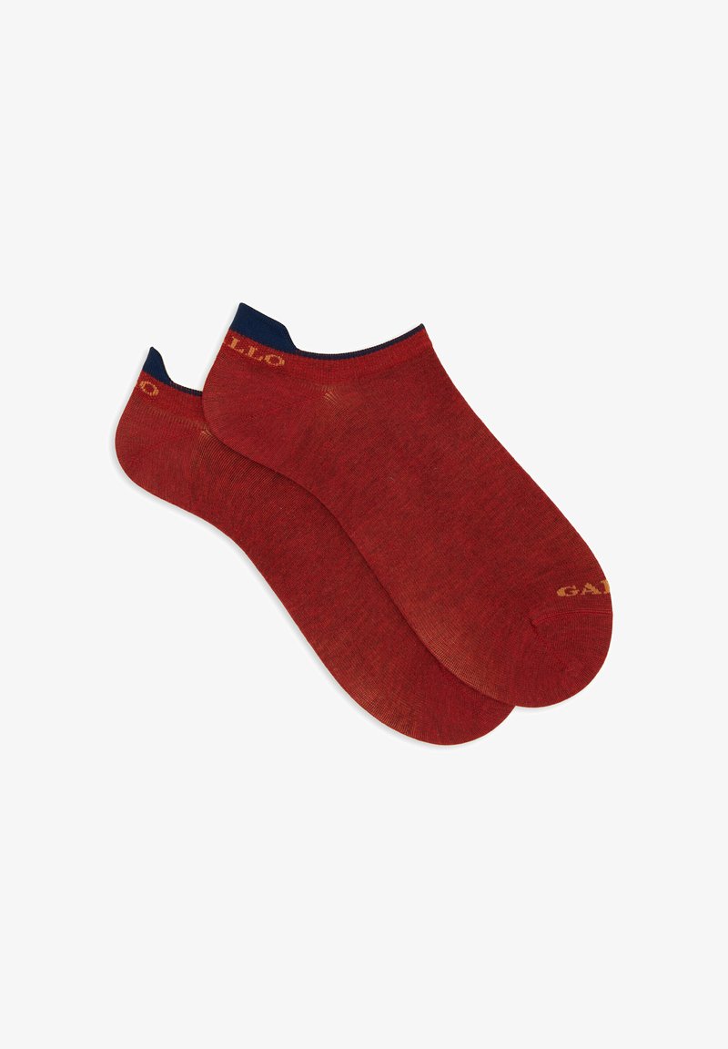 Rote niedrig geschnittene Socken mit glatter Textur und blauen Akzenten am Bündchen. Goldenes Logo an der Ferse gedruckt, für versteckten Komfort entworfen.