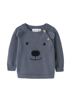 Grauer Strickpullover mit einem Bärenkopf, runden Ohren und Holzknöpfen. Glatte Textur mit gestickten Gesichtszügen. Lange Ärmel.