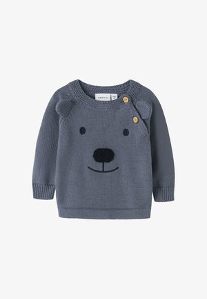 Grauer Strickpullover mit einem Bärenkopf, runden Ohren und Holzknöpfen. Glatte Textur mit gestickten Gesichtszügen. Lange Ärmel.