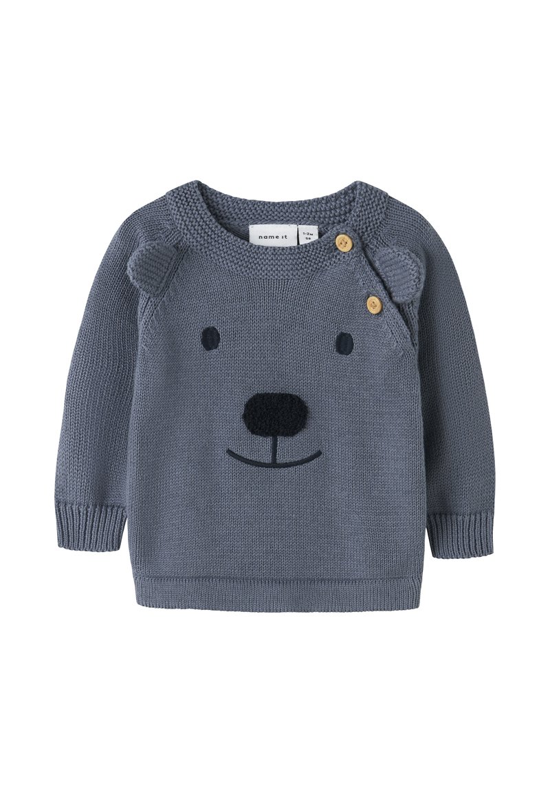 Grauer Strickpullover mit einem Bärenkopf, runden Ohren und Holzknöpfen. Glatte Textur mit gestickten Gesichtszügen. Lange Ärmel.