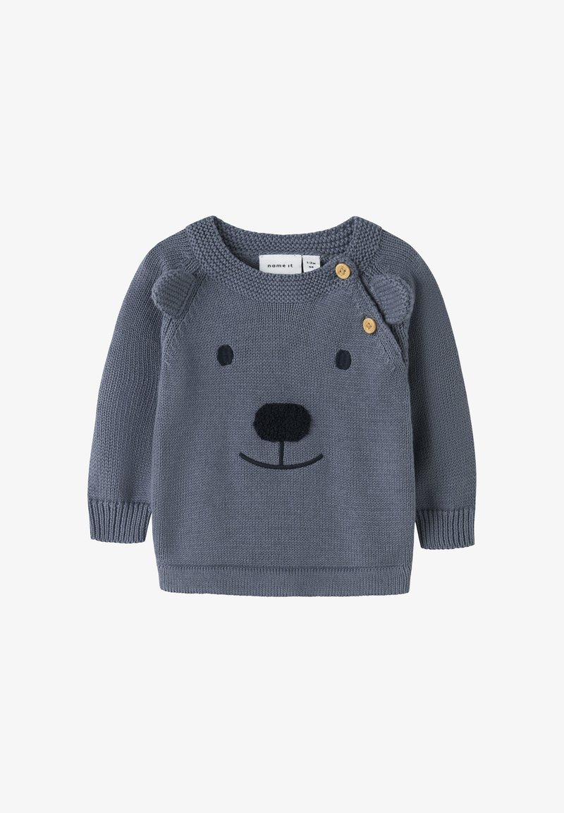 Grauer Strickpullover mit einem Bärenkopf, runden Ohren und Holzknöpfen. Glatte Textur mit gestickten Gesichtszügen. Lange Ärmel.