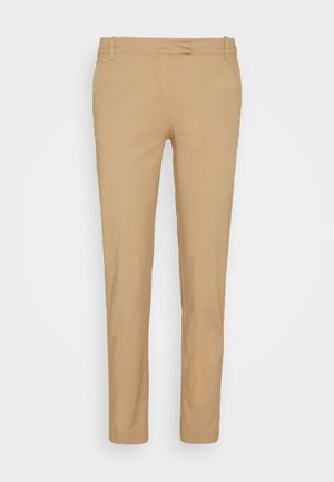 Beige Chinos aus leichtem Stoff, mit schmaler Passform, normalem Bund, Gürtelschlaufen und Fronttaschen. Glatte Textur.