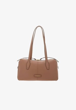 Sac à main rectangulaire en cuir marron clair avec deux longues poignées, fermeture éclair en haut et une petite étiquette logo au centre avant.