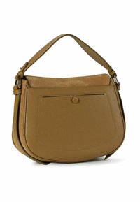 Borsa a tracolla in pelle marrone con patta in camoscio, design arrotondato, due tracolle regolabili e chiusura frontale con bottone. Texture liscia e dettagli con cuciture.