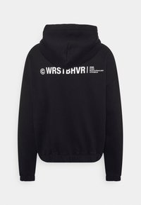 Hoodie noir court avec capuche à cordon, présentant des graphismes en texte blanc au dos. Tissu doux avec des poignets et un ourlet côtelés.