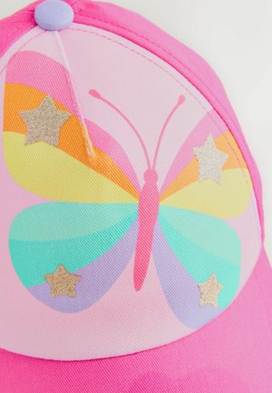 Rozā beisbola cepure ar tauriņa attēlu pasteļu toņos un zelta zvaigznītēm. Izgatavota no gludas tekstūras auduma ar noapaļotu formu.