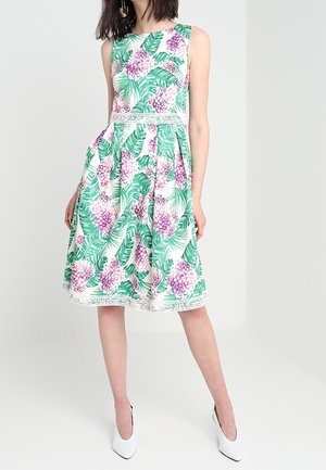 Bloemenjurk met paarse bloemen en groene bladeren, mouwloos ontwerp, getailleerde taille, kniehoogte, met een kanten rand aan de zoom.