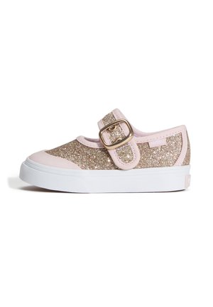 Kindlicher glitzernder goldener Mary Jane-Schuh mit pinker Einfassung, großem Schnallenriemen und weißer Gummisohle vor weißem Hintergrund.