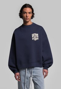 WRSTBHVR FLYNN SWEATSHIRT - Sweatshirt - outer space
