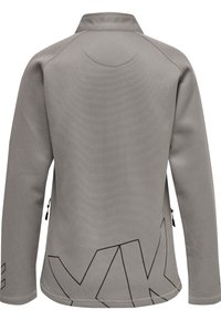 Grå fleecejacka med hög krage, långa ärmar, dragkedjor på sidorna och ett geometriskt mönster på ryggen. Strukturerad tyg.