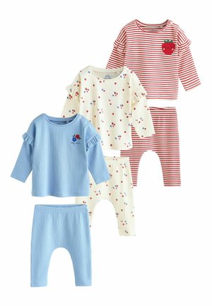 Drei Sets aus langärmeligen Oberteilen und Hosen für Kleinkinder: rot-weiß gestreift mit Erdbeerpatch, weiß mit kleinen Beerenmustern, und einfarbig hellblau mit Blumenpatch.
