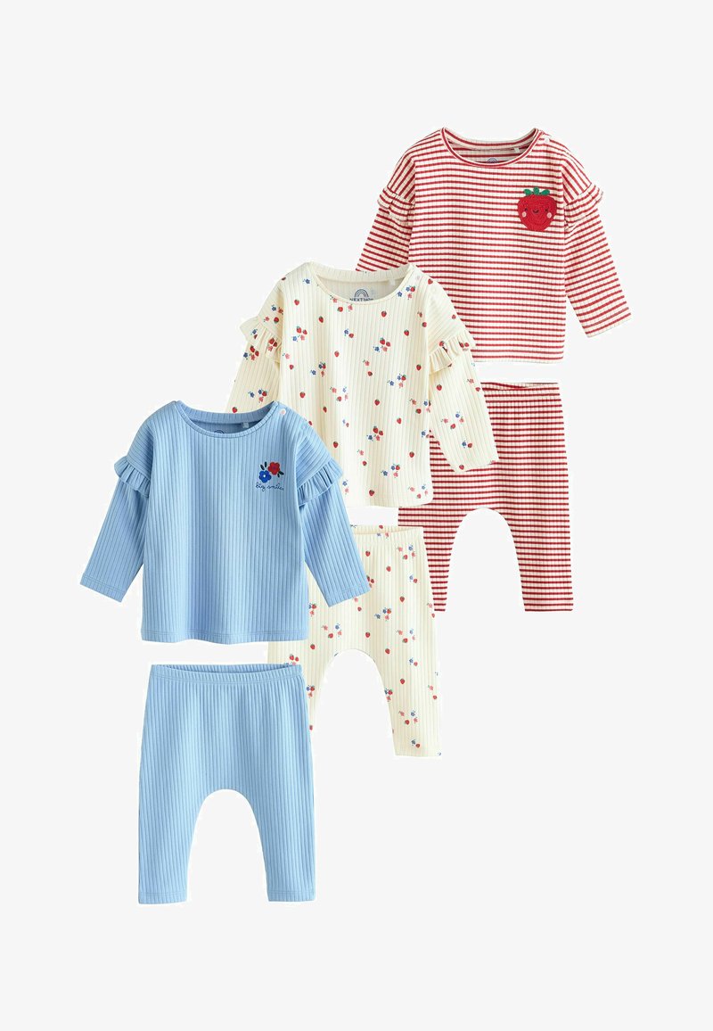 Tres conjuntos de camisetas de manga larga y pantalones para niños pequeños: rayas rojas y blancas con parche de fresa, blancas con pequeños estampados de bayas y azul claro sólido con parche de flor.