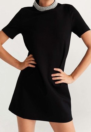 Zwarte korte mouwen jurk met een hoge halslijn, voorzien van een parelachtige kralen kraag. Gladde stof en een aansluitende A-lijn silhouet.