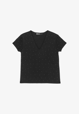 Czarny t-shirt z dekoltem w serek, wykonany z miękkiej tkaniny, ozdobiony rozproszonymi srebrnymi zdobieniami z przodu. Krótkie rękawy i luźny krój.