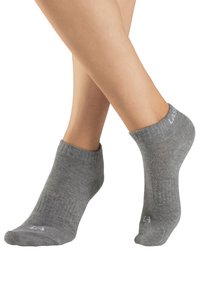 Graue Baumwollkurzsocken mit geripptem Muster, ausgestattet mit einem tiefen Schnitt und dezentem Logodetail am Knöchel.