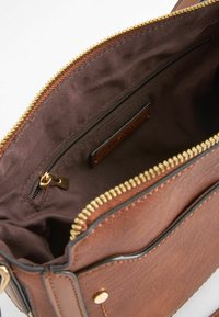 Next SADDLE STANDARD - Axelremsväska - tan brown/brun - Zalando.se