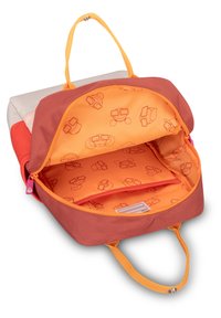 Sokszínű hátizsák narancssárga, piros és bézs anyagból. Narancssárga belső bélés jellemzi, ismétlődő grafikai tervekkel és két belső rekesszel.