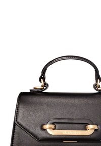 Sac à main en cuir noir au design structuré, avec une poignée supérieure, des ferrures dorées et un accent logo sur une boucle décorative.