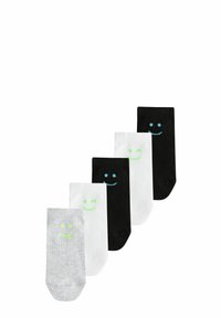 Cinq paires de chaussettes courtes en gris, blanc et noir avec des dessins contrastés de visages souriants. Fabriquées en matériau doux et extensible pour le confort.