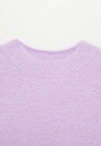 Pull en maille lilas doux avec encolure ronde côtelée et texture duveteuse.