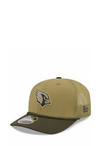 Casquette de baseball kaki avec un design structuré, arborant un logo d'oiseau noir et gris, des panneaux en mesh et une visière de couleur vert foncé contrastante.