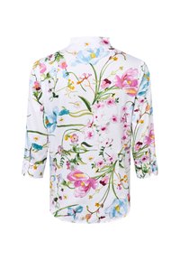 Blumenmuster-Hemd mit weißem Hintergrund, Dreiviertelärmeln und abgerundetem Saum. Verziert mit bunten Blumen und Grünpflanzen.