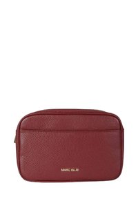 Borsello da viaggio in pelle bordeaux con finitura testurizzata, forma rettangolare, dettaglio logo dorato e chiusura con zip.