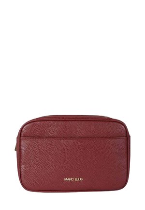 Borsello da viaggio in pelle bordeaux con finitura testurizzata, forma rettangolare, dettaglio logo dorato e chiusura con zip.