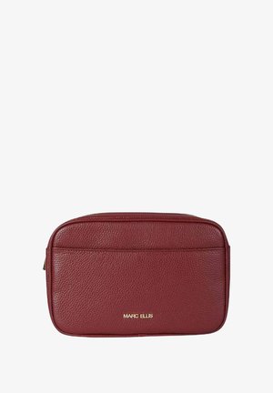 Borsello da viaggio in pelle bordeaux con finitura testurizzata, forma rettangolare, dettaglio logo dorato e chiusura con zip.