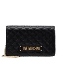 Musta tikattu tekonahkainen lompakko, jossa on kultainen ketjuhihna, kultainen logolevy etuosassa ja näkyvät ompelusaumat.