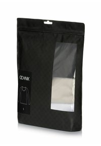 Czarne plastikowe opakowanie z przezroczystym oknem, ukazujące białą koszulę z długim rękawem w środku. Zawiera etykietę z rysunkiem koszuli.