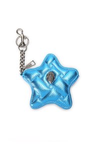 Porte-monnaie en forme d'étoile, de couleur bleu métallique, avec une texture matelassée, des accessoires en argent et un accent décoratif en forme de coquillage au centre. Comprend un clip porte-clés.