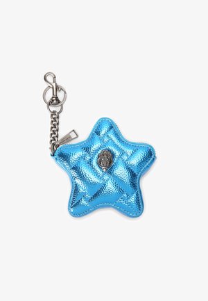 Portafoglio a forma di stella di colore blu metallico con texture trapuntata, hardware argentato e un accento decorativo a forma di conchiglia al centro. Include un gancio per chiavi.