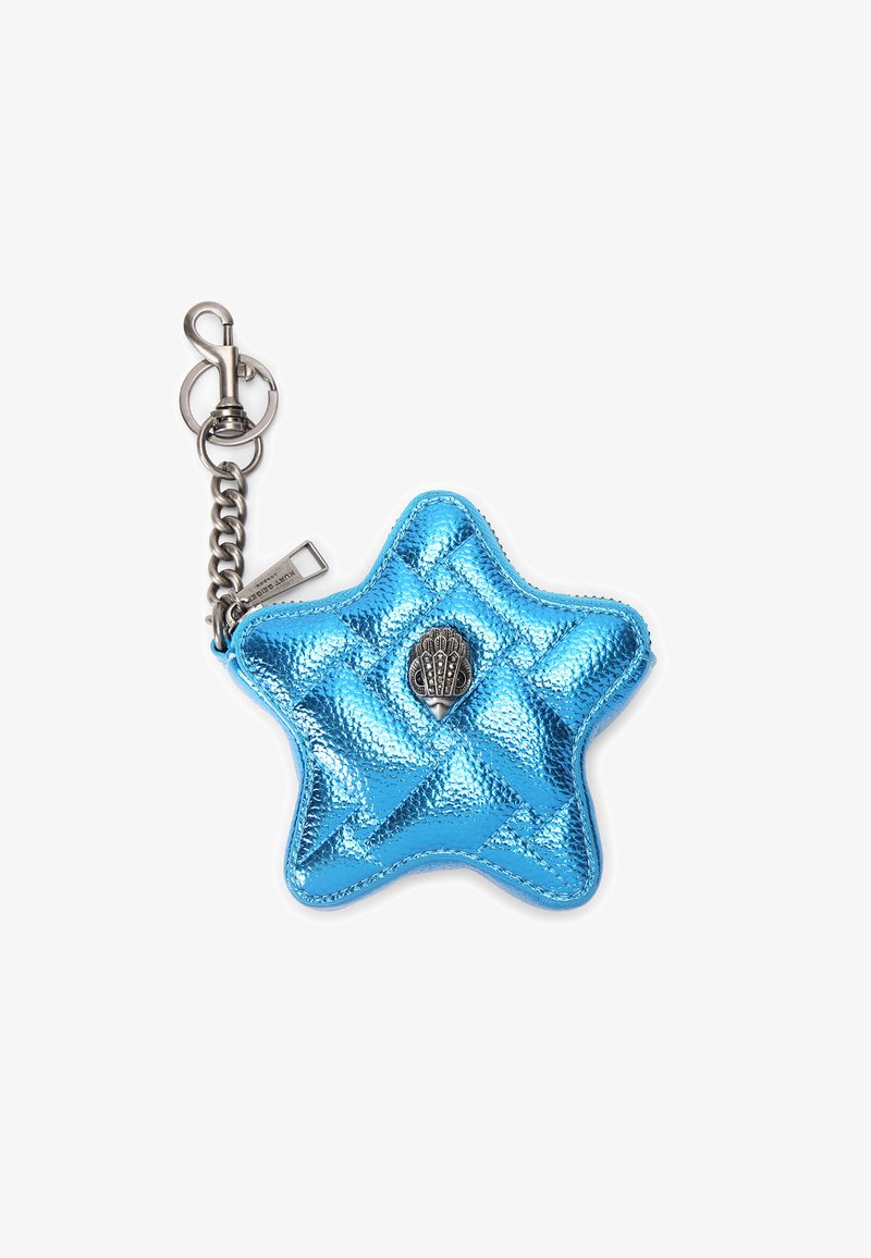 Porte-monnaie en forme d'étoile, de couleur bleu métallique, avec une texture matelassée, des accessoires en argent et un accent décoratif en forme de coquillage au centre. Comprend un clip porte-clés.