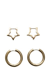 Orecchini dorati che includono due orecchini a forma di stella con un design angolare e due orecchini a cerchio rotondi con una finitura lucida e liscia.