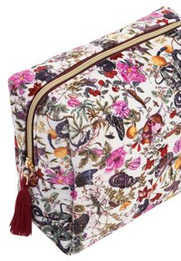 Borsa cosmetica trapuntata con motivo floreale in bianco, dotata di zip dorata, accenti color maroon e un dettagli con nappina. Tessuto morbido con finitura testurizzata.