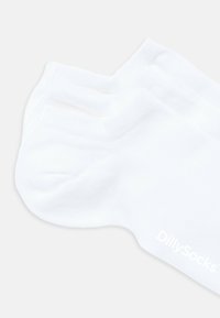 Hvid ankelstrømpe lavet af blødt stof med ribbet tekstur. En lille logo med teksten "DillySocks" er trykt nær tåen.