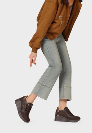 Queen Helena, X35-40 - Sneakers basse - marrone