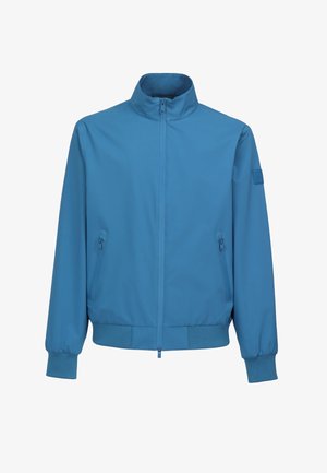 Modra lahka jakna z visokim ovratnikom, sprednjim zadrgo, dvema stranskima žepoma ter elastičnimi manšetami in spodnjim robom. Gladke teksture brez vzorcev.