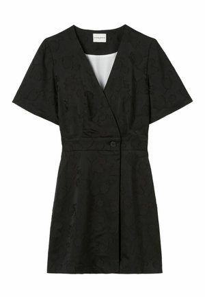 Robe noire à manches courtes avec un col en V, arborant un motif floral texturé, une fermeture à boutons à la taille et une silhouette ajustée.