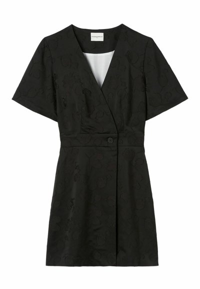 Abito nero a maniche corte con scollo a V, caratterizzato da un motivo floreale testurizzato, chiusura con bottoni in vita e una silhouette aderente.