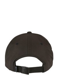Sort stof baseball cap med buet skygge, justerbar rem bagpå og sydde detaljer. Glat tekstur med ventilationshuller.