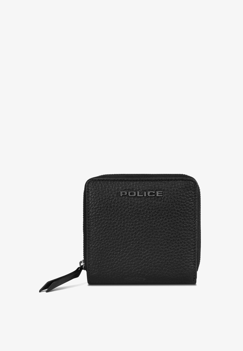 Portefeuille en cuir noir à finition texturée, doté d'une fermeture éclair et du logo "POLICE" embossé à l'avant. Forme rectangulaire compacte.